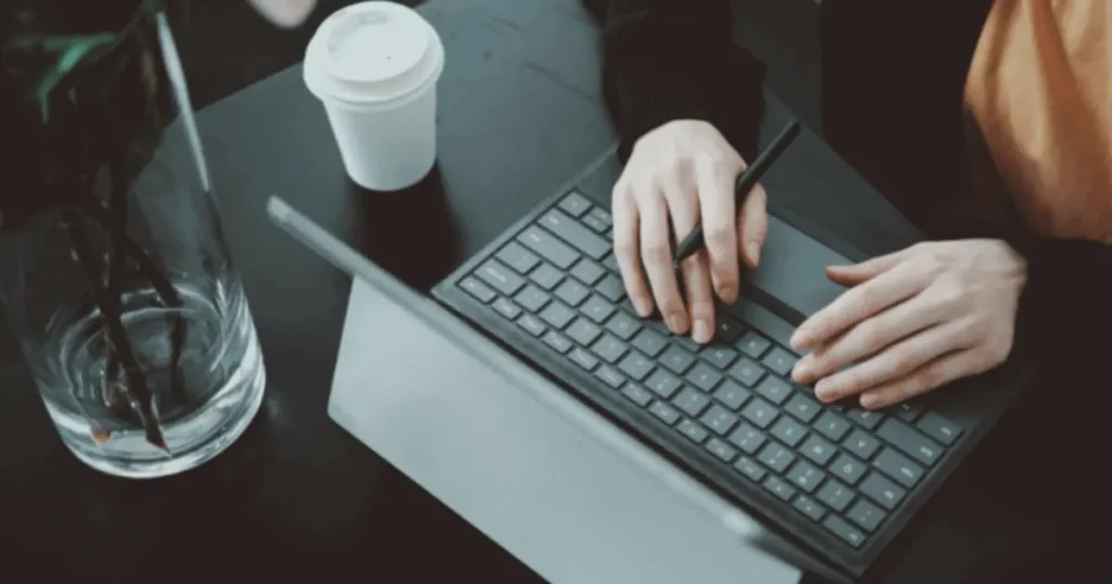 كيف تجمع بين سرعة الترجمة الآلية ودقة التحرير البشري؟